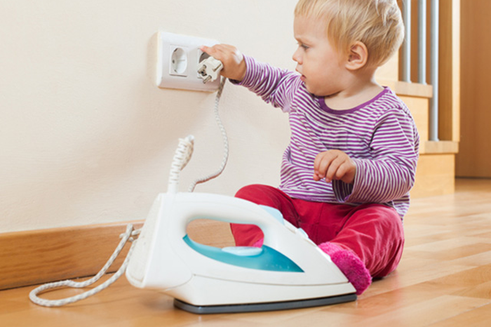 décharge électrique chez l'enfant